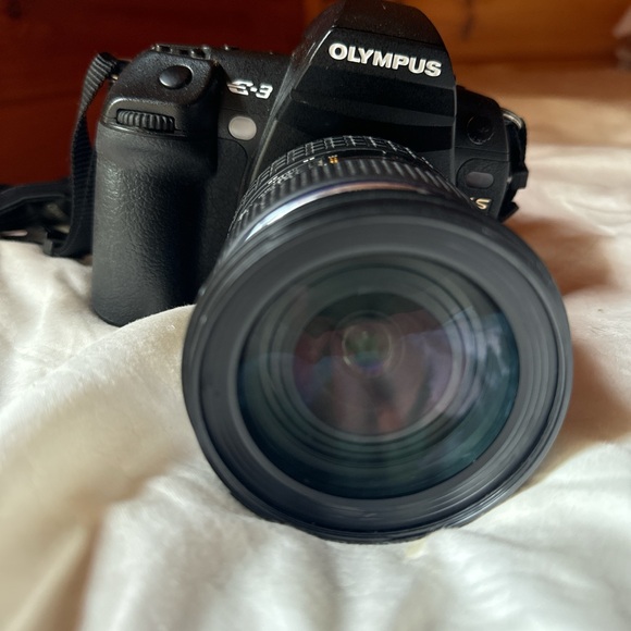 Working Olympus camera with hood and cap - Picture 2 of 4